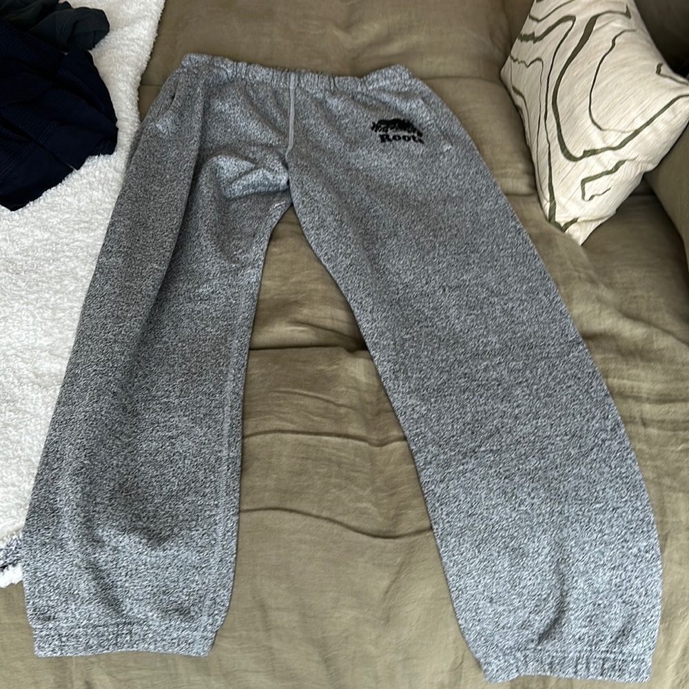 Medium men’s roots sweatpants, like new